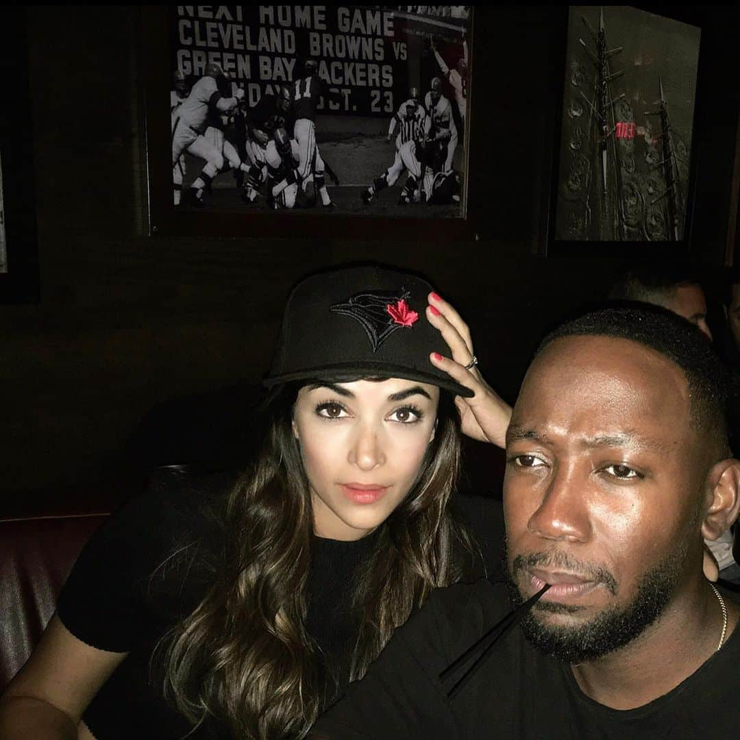 ハンナ・シモンさんのインスタグラム写真 - (ハンナ・シモンInstagram)「To my Mess-around Morn @lamorne. 8 years ago we started filming a lil show. We showed up to our first day at work and found out we were sharing a trailer (we did that for the entire 7 seasons.) We realized we had just celebrated our brithdays and we were born a few days apart. We have been celebrating ever since. From dive bars to award shows to a million hours on set I’m so happy you were born. (That first photo was taken when I ran up on his photoshoot and forced him to share the spotlight which he obviously loved.) Love you bro xo」8月15日 4時46分 - therealhannahsimone