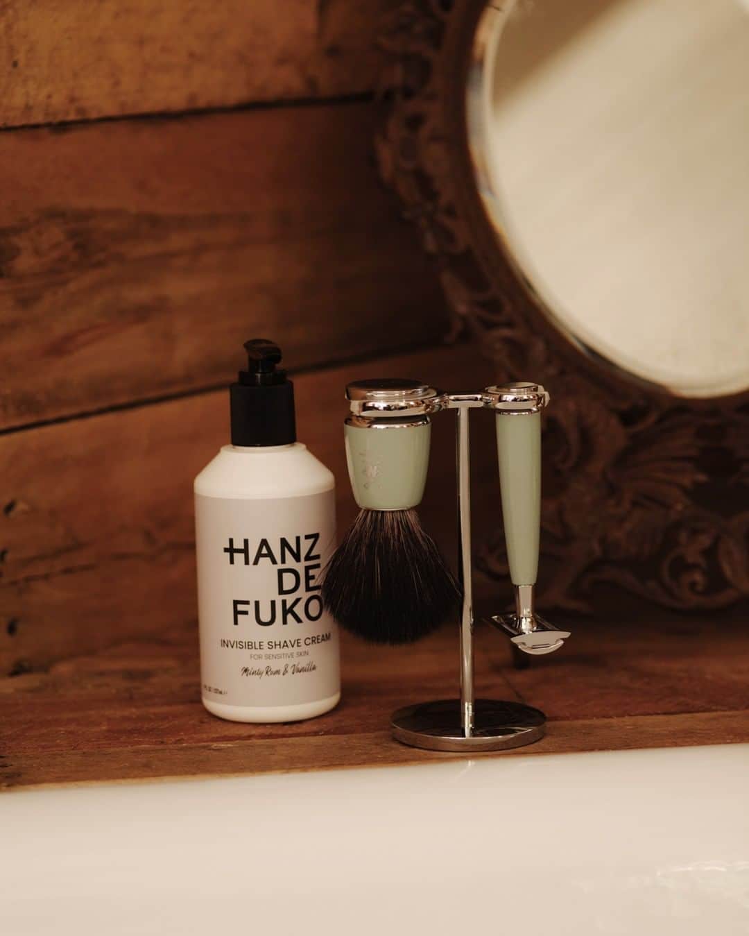 MR PORTERのインスタグラム：「German label @muehle_rasurkultur has developed every tool in-house since 1947. This kit includes everything you need for a clean shave, and it looks pretty good in the bathroom too. #MRPORTER⁠ -⁠ 🛒 Müehle Shaving Kit (1194740) and @hanzdefuko Invisible Shave Cream (1195002). Tap to shop. #MRPORTER」