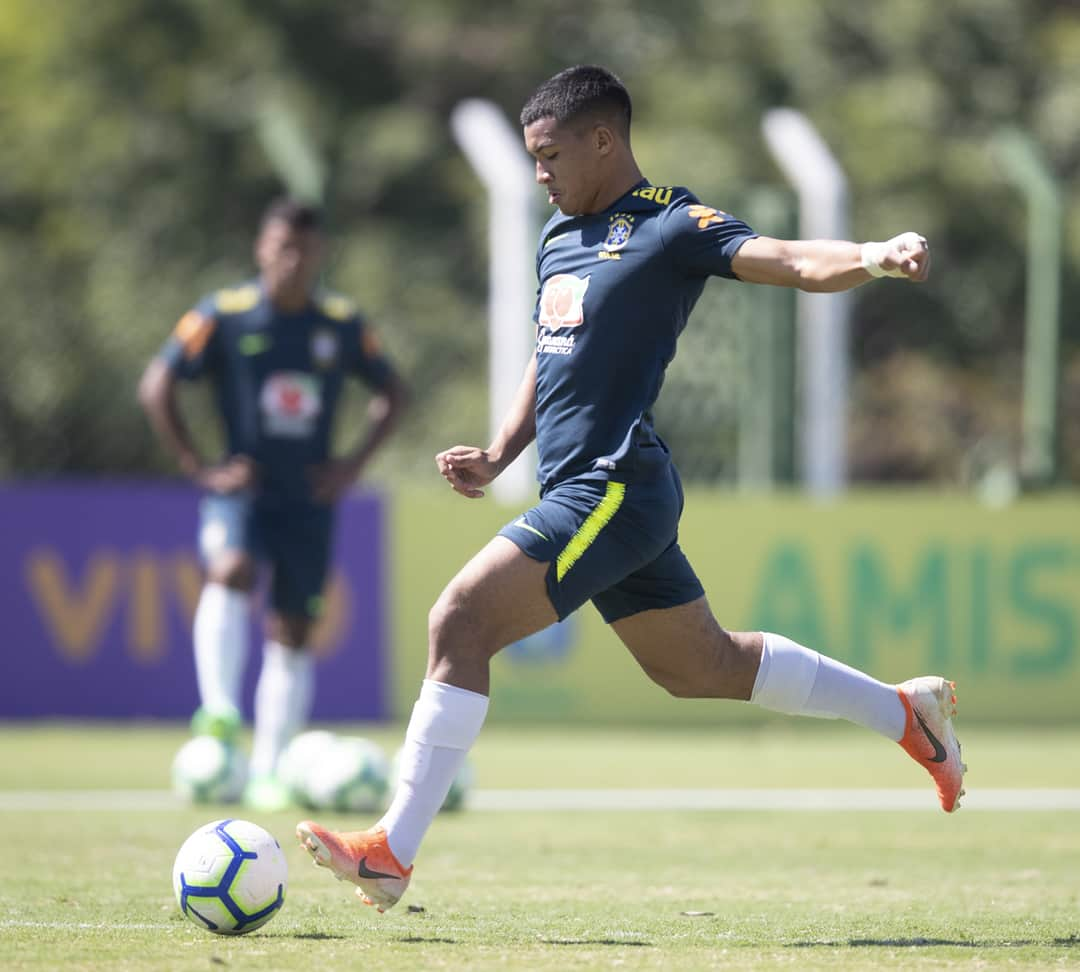 サッカー ブラジル代表チームさんのインスタグラム写真 - (サッカー ブラジル代表チームInstagram)「💪 Fim da preparação para o amistoso de amanhã, contra o Chile! ⠀ 🏆 #SeleçãoSub17 segue planejamento para a Copa do Mundo da categoria, que será disputada em outubro, aqui no Brasil. ⠀ 🇧🇷 x 🇨🇱 - 15/08 - 16h30 ⠀ Fotos: @lucasfigfoto / CBF」8月15日 5時15分 - cbf_futebol