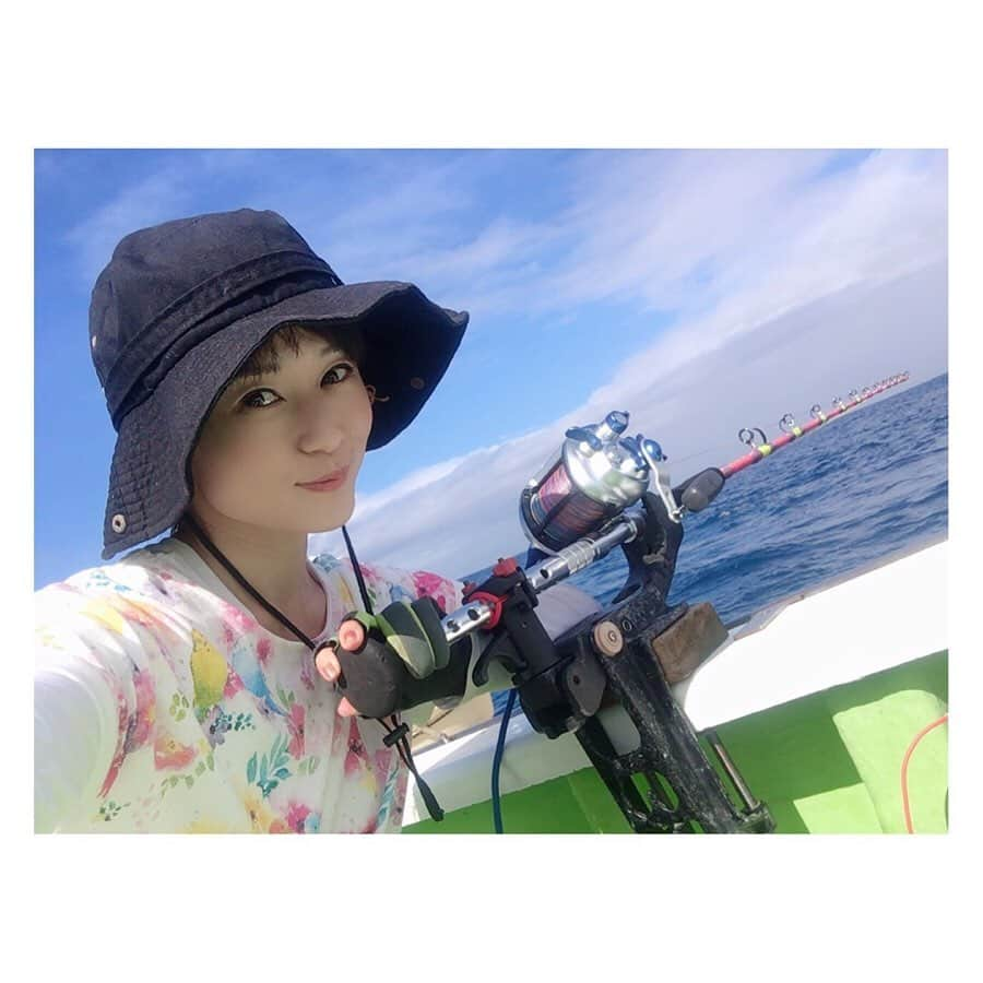 柳野玲子さんのインスタグラム写真 - (柳野玲子Instagram)「今年も熱い夏がやってきました🐟✨ 先日はバラシも多かったけれど、自作の仕掛けでカツオ７本をゲット🎣 ダイレクトなアタリがたまりません😍✨ さらに釣り仲間は初マグロをキャッチして切り身をいただいたのですが…別船の釣り人さんからも31キロのマグロを丸々プレゼントしていただきました😳 太っ腹✨ みんなでわけました！！ 皆さん、船長、ありがとうございました💓 私も次は… マグロ狙うぞ〜🐟💕 #カツオ #カツオ釣り #マグロ #マグロ釣り #釣り #釣り人 #コマセ #海 #海釣り #夏 #たいぞう丸 #葉山 #葉山あぶずり港 #自作仕掛け #仕掛け作り #楽しい #感謝 #ありがとう #仕事頑張ろう 🐟」8月15日 5時24分 - yanaginoreiko