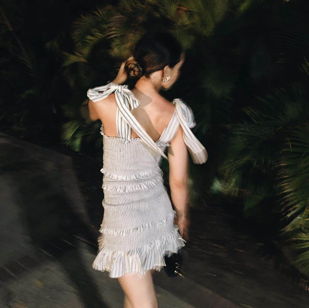 ダニエル・ピーザーさんのインスタグラム写真 - (ダニエル・ピーザーInstagram)「The photos might be blurry but the memories are crystal clear 💫 (dress from @beachcafeuk - linked in my stories)」8月15日 5時23分 - daniellepeazer