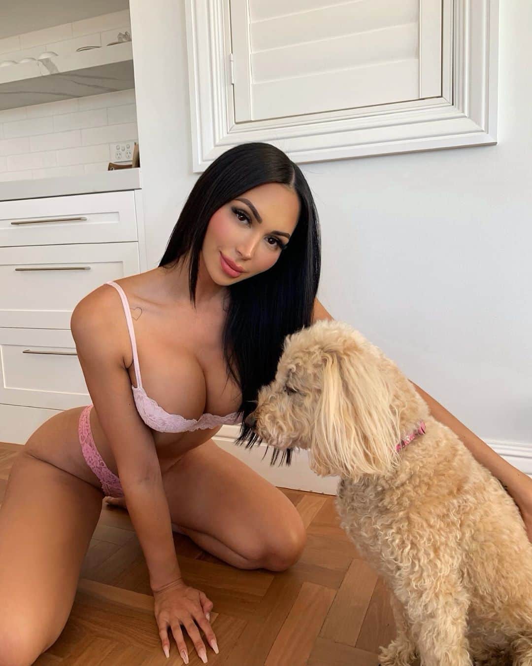 ANNELESE MILTONのインスタグラム：「It was me, I let the dogs out 🐶」