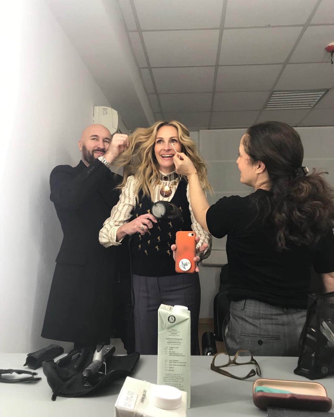 ジュリア・ロバーツのインスタグラム：「A glimpse of my left handed life 🤹‍♀️ with @sergenormant and @geneviveherr  Happy Lefty Day. 🥳」