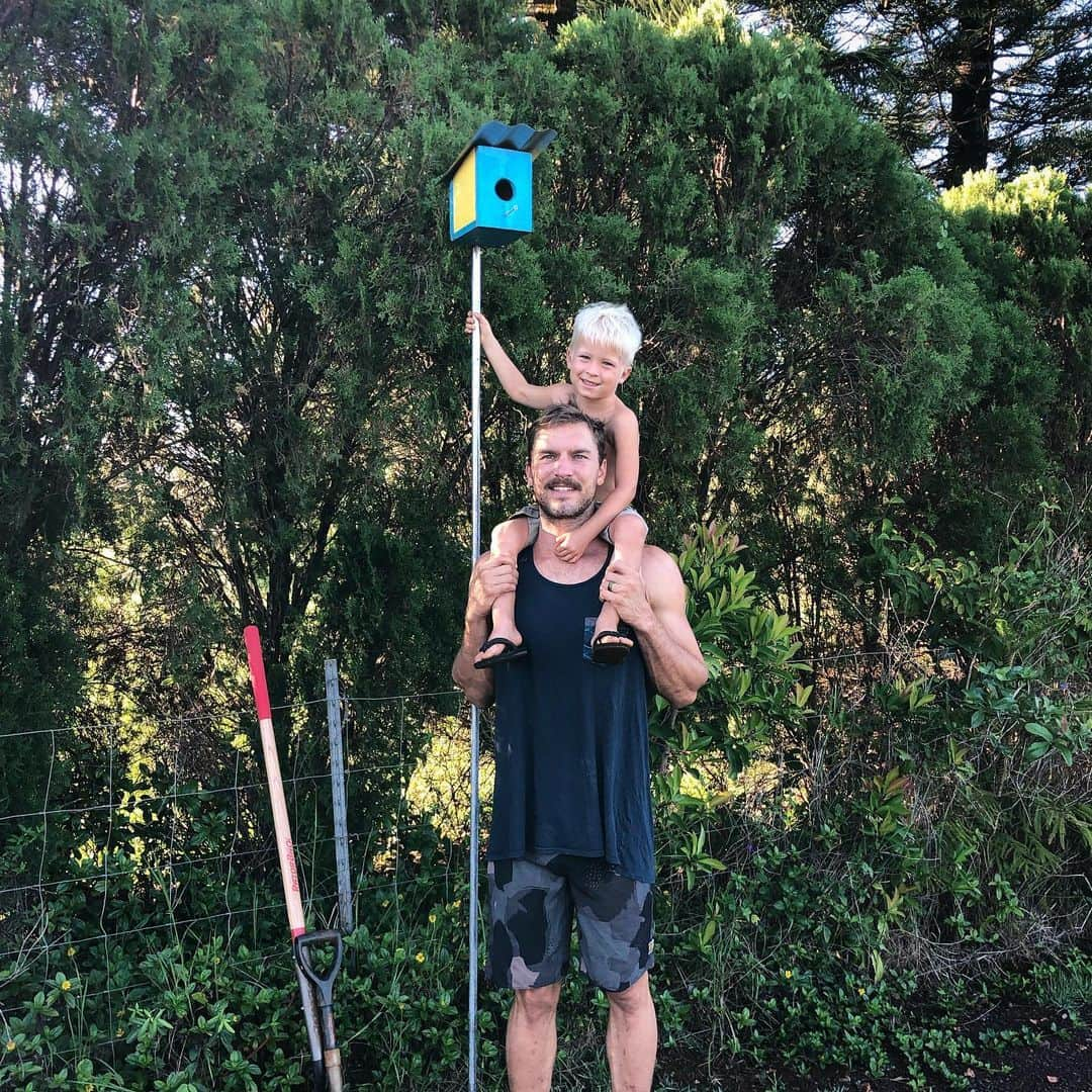 Bethany Hamiltonさんのインスタグラム写真 - (Bethany HamiltonInstagram)「How sweet is this?! Adam and Tobias built a bird house😅🥰😭💙 Tobias was soooo happy about it!!!! #momtears」8月15日 5時41分 - bethanyhamilton