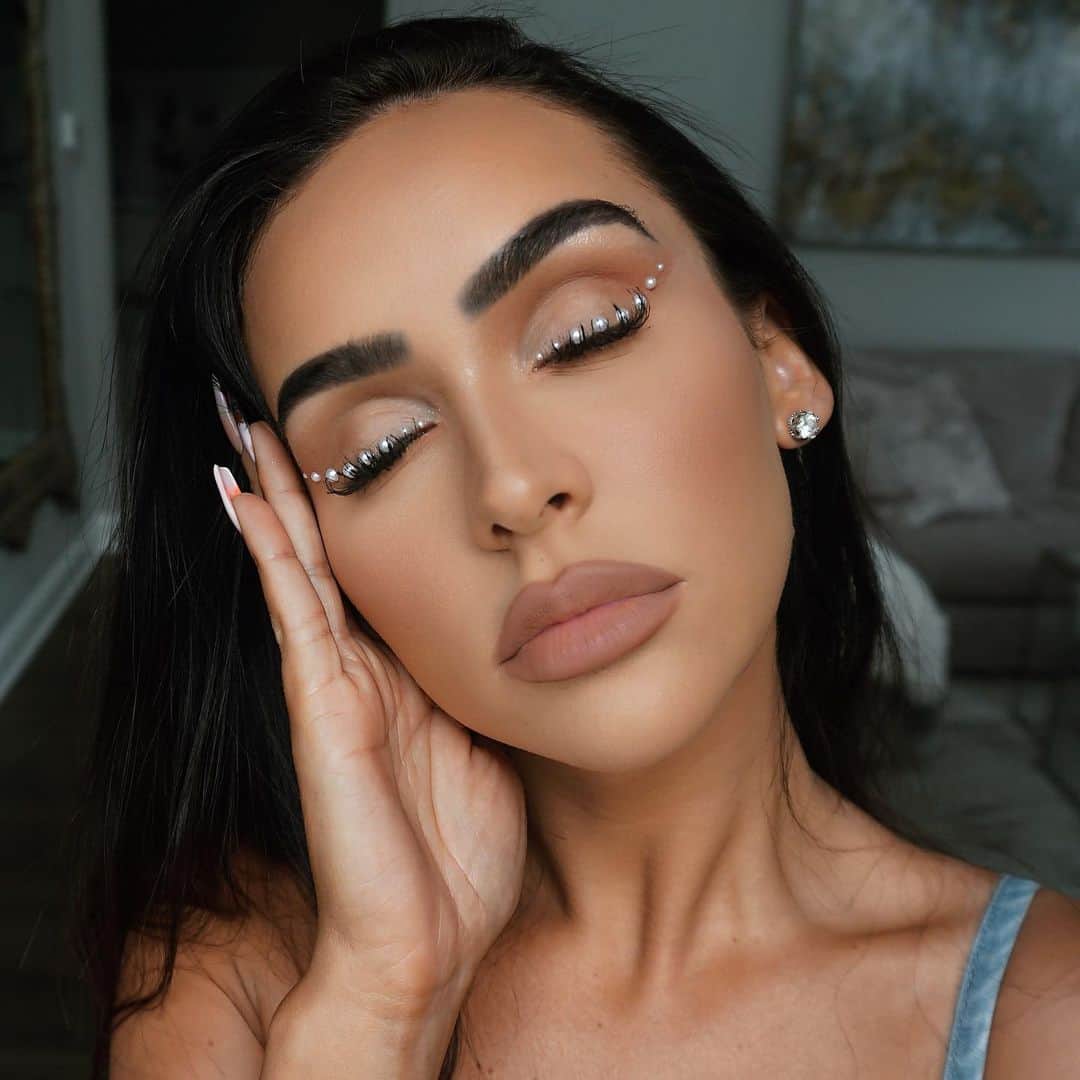 Carli Bybelさんのインスタグラム写真 - (Carli BybelInstagram)「⚪️⚪️⚪️⚪️⚪️⚪️⚪️⚪️ editing a new video! recreated 2 of my favorite makeup looks from #euphoria  wearing #bybel all over my lips! restock coming 08.27! #carlibybelxilmakiage」8月15日 5時37分 - carlibel