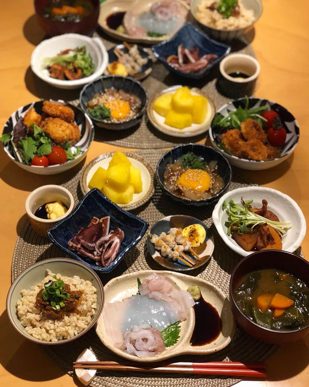 のインスタグラム：「🍳♡ #おうちごはん #イカ料理 🦑お品書き🦑 ・アカイカ ★刺身 ★ユッケ ★イカリング ★イカ大根 ★トンビの串焼き ・スルメイカ ★イカ焼き ・その他 ★もち麦 アサリのくぎ煮のせ ★色々野菜のとろろ昆布味噌汁 ★パイナップル イカって料理も簡単だし、本当に美味しい(⸝⸝⸝ᵒ̴̶̷̥́ ꒳​ ᵒ̴̶̷̣̥̀⸝⸝⸝)︎💕︎ 冷凍するとかなり長持ちする食材なので、 沢山釣っても安心ですよね✨✨ 我が家も🦑＆🐙のストックバッチリです😂👍笑 ＊ #fishing #squid #squidfishing #fishinggirl #cook #cooking #homedinner #food #japanesefood #washoku #ika #いか #イカ #イカ釣り #アカイカ #スルメイカ #釣り #料理 #手料理 #晩御飯 #魚料理 #主婦 #阪本智子」