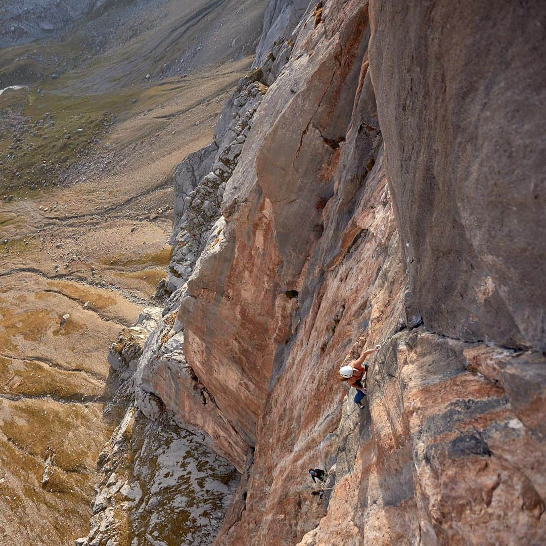 バーバラ・ザンガールさんのインスタグラム写真 - (バーバラ・ザンガールInstagram)「Good memories about that climb called “Sangre de Toro”!! It’s time to go back for another gem on this red wall.....excited!! 📸 @paolosartophoto  @blackdiamond @lasportivagram @vibram @verivalbio @powerbar_europe @gloryfy @frictionlabs @fazabrushes @climbskinspain」8月15日 5時43分 - babsizangerl