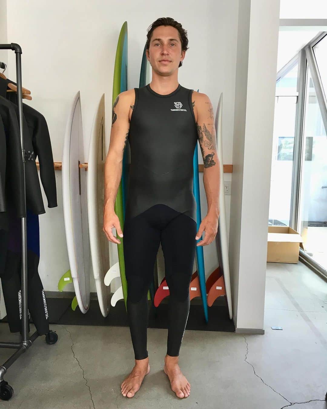 サキャスティックのインスタグラム：「Elijah @berlehaggard in @fahrenheitcelsiuswetsuits available online or at the @attacca.us pop up.」