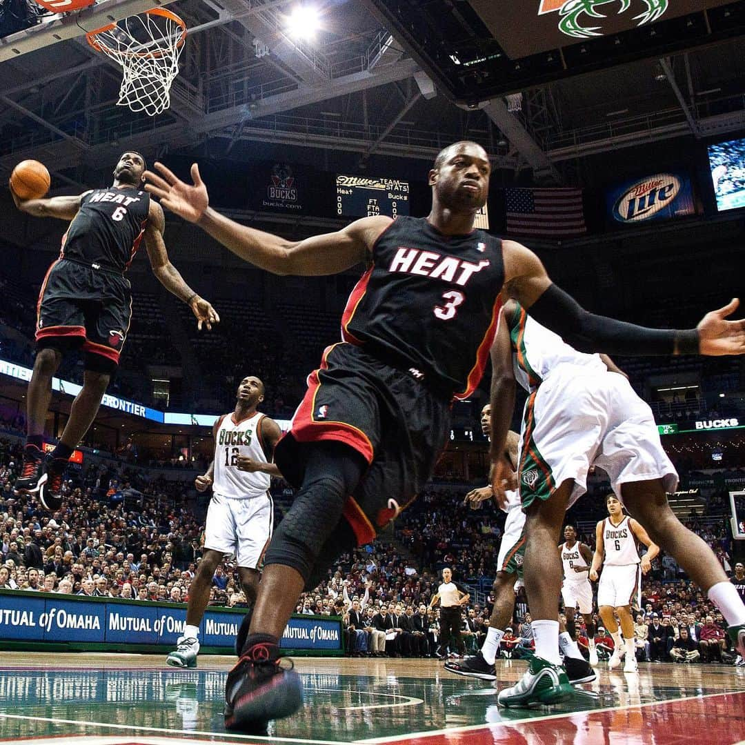 Miami HEATさんのインスタグラム写真 - (Miami HEATInstagram)「The most iconic assist photo in @nbahistory, don't @ us...unless you're re-creating it. 📸👀👉 ⁣ #NBAAssistWeek」8月15日 5時56分 - miamiheat