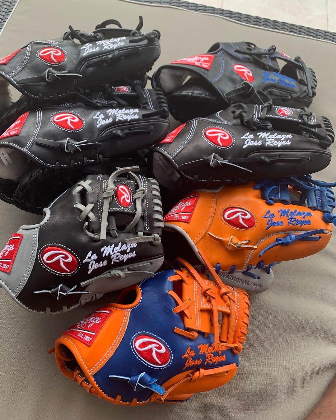 のインスタグラム：「Quiero regalar estos guantes  pero no se como hacerlo 🤷🏿‍♂️sugerencia please🤔」