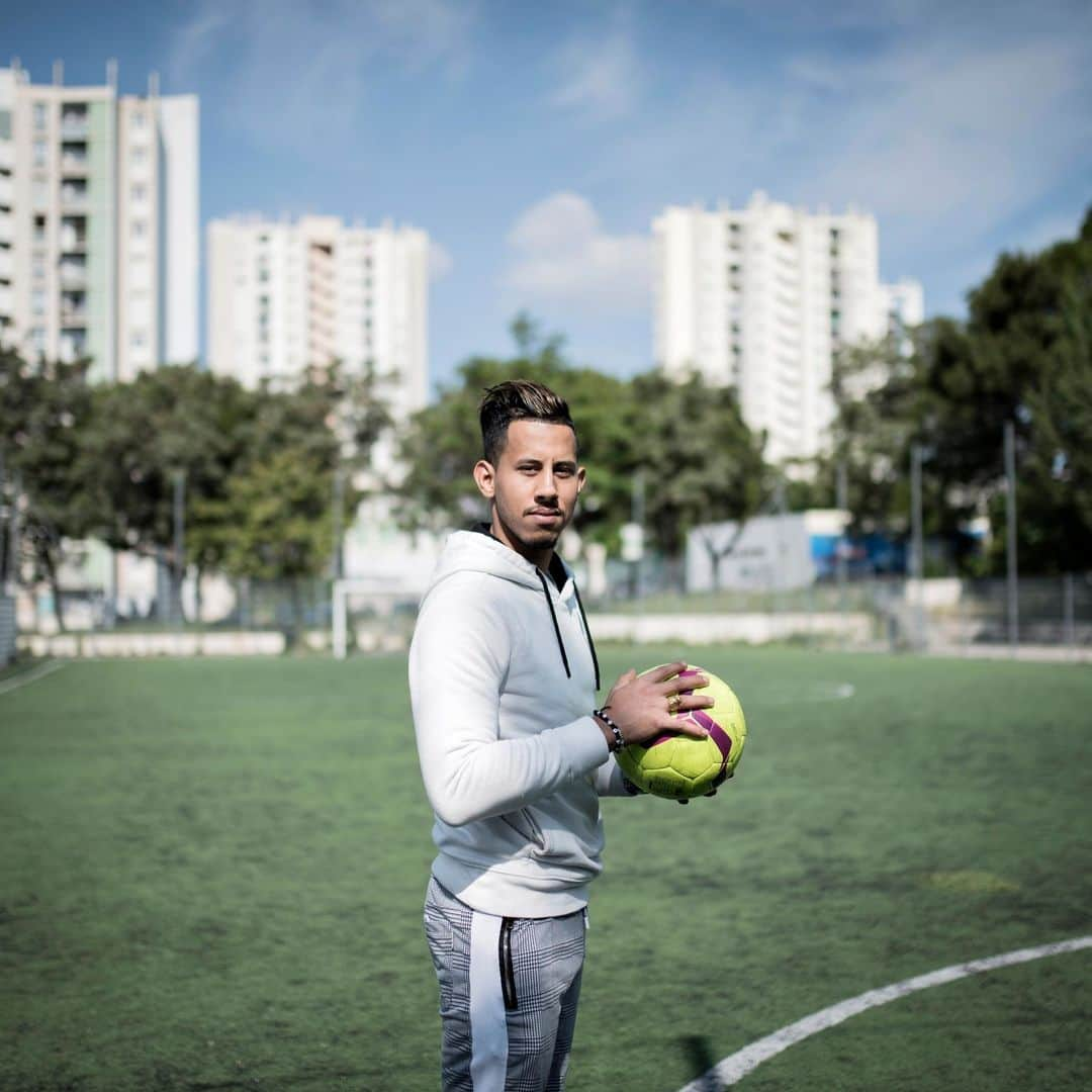 ルモンドさんのインスタグラム写真 - (ルモンドInstagram)「La faconde locale l’a baptisée « l’école des cramés ». Etrange îlot au cœur du quartier Saint-Louis, dans l’un des arrondissements les plus pauvres de Marseille (le 15e) : quatre hectares de verdure et de superbes bâtiments de pierre, jouxtant d’immenses barres HLM qui crèvent le ciel. Ainsi naît, en 2001, le site fondateur du réseau des Ecoles de la 2e chance (E2C). Hamza Ennajeme en a poussé les portes en 2016, à l’âge de 22 ans. Il fait partie des 60 % de « sorties positives » annuelles de l’E2C de Marseille, qui comprennent notamment 30 % de contrats de travail et 18 % de formations qualifiantes ou diplômantes. A l’issue de l’école, le jeune homme, qui avait arrêté l’école au milieu de la 3e, est embauché, en contrat aidé, comme animateur sportif au centre social de la cité marseillaise Air-Bel. - Hamza Ennajeme au centre social de la cité marseillaise d'Air-Bel, le 21 mai. Photo : Yohanne Lamoulère #PourLeMonde」8月15日 6時00分 - lemondefr