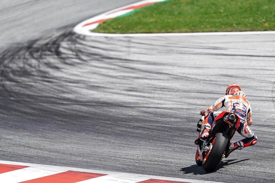 レプソル・ホンダのインスタグラム：「Standing at Turn 4 during FP4 last weekend it was very obvious the difference between Marquez and every other rider. Turn 4 is downhill, so the braking forces seem exaggerated but watching Marquez lap after lap, looking moderately out of control but every time getting the bike stopped and turned, was fantastic. It's clear to see here how much power and weight is being put through the bike as he prepares Turn 4. Sometimes it's not immediately obvious with riders why or how they're fast, but with Marquez you can normally see it because his style is so aggressive. I enjoyed standing here watching this for a few laps, comparing his style and preparation to other riders. • ISO 50, f/3.2, 1/1000」