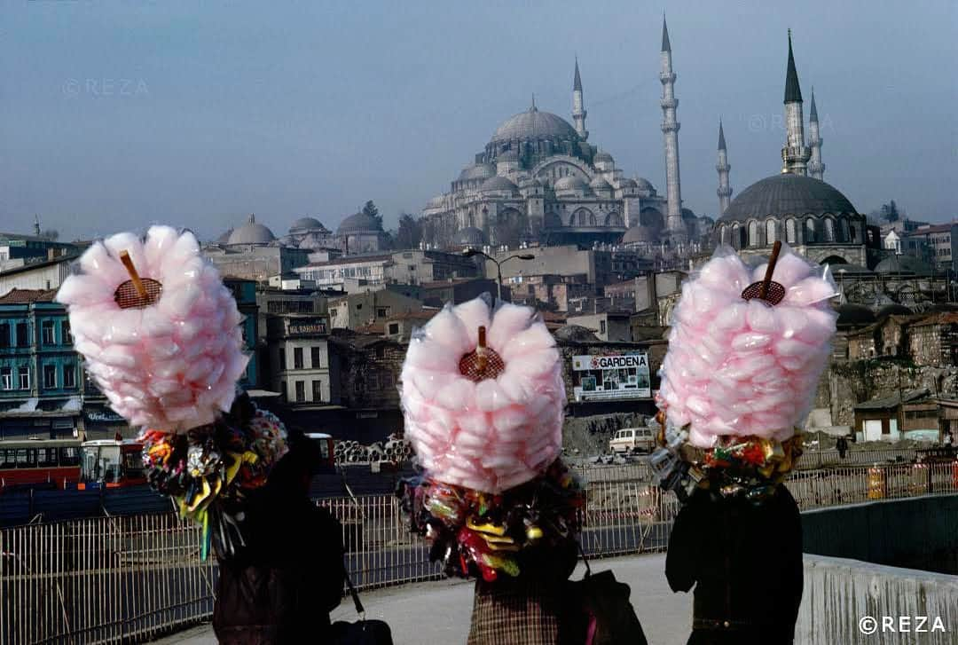 thephotosocietyさんのインスタグラム写真 - (thephotosocietyInstagram)「Photo by @rezaphotography Candyfloss #Turkey, #Istanbul. On the Galata Bridge.  I spent a few months in Turkey through years while on different assignments for National Geographic Magazine. I like the city of Istanbul, between West and East. At one point, years ago, I even thought that I will move there. This particular day, while observing the patience of the fishermen waiting for the fish, those three candyfloss sellers came to me. A strange contrast with Suleymaniye and Yeni Mosques in the background.  Text by Rachel Deghati. Published in the book Reporters Without Borders ( 2008). #galatabridge #bridge #fishermen #fish #candyfloss #patience #turkish #mosque #Suleymaniye #yeni #pink #photooftheday #photojournalism #reza #rezaphoto #rezadeghati #rezaphotography #rezaphotojournalist #webistan #رضادقتى# عكاس @thephotosociety」8月15日 6時18分 - thephotosociety