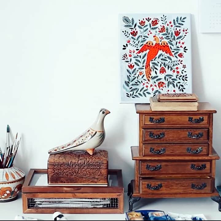 Dinara Mirtalipovaのインスタグラム：「This was the time when we began our collaboration with @Sakroots. My hair was short and my studio was more organized :-)) here’s a short glimpse of me working on “Enchanted Forest” collection in my home studio. 😊 The process began with fox sketches, then I painted it using gouache. Once it was finished, I scanned it and vectorized.  #americanforests #sakroots #artforacause #mirdinara」