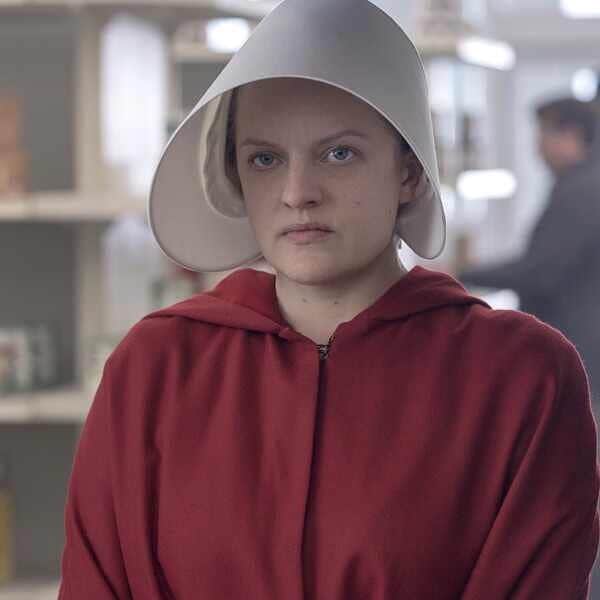 E! Onlineさんのインスタグラム写真 - (E! OnlineInstagram)「Get ready to say under his eye to #TheHandmaidsTale with the moment we've all been waiting for. Elisabeth Moss is warning everyone about the finale at the link in our bio. (📷 : Hulu)」8月15日 6時18分 - enews