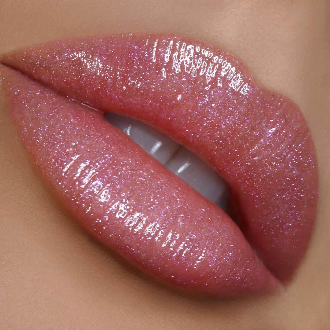 パット・マグラスさんのインスタグラム写真 - (パット・マグラスInstagram)「ULTRA FEMME⚡⚡⚡ Mother's lethally luscious #LipFetish balms feature an opalescent kiss of shimmering colour that replenishes, restores and revives your lips in ONE, single stroke. ⚡⚡⚡ Shop shade 'VR PINK' now at PATMcGRATH.COM.」8月15日 6時21分 - patmcgrathreal