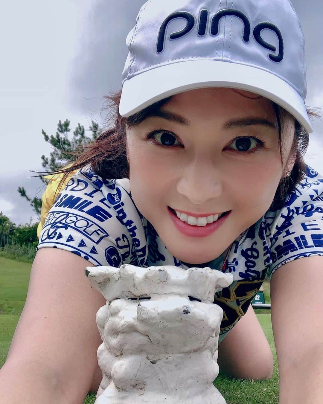 原史奈さんのインスタグラム写真 - (原史奈Instagram)「しぶこプロと同じpingキャップ🧢 ティーマークがシーサーってところが沖縄らしい 台風の影響か強風だったけど楽しかったー⛳️ #沖縄#旅行#沖縄ゴルフ#強風#pingキャップ#渋野日向子プロ#原史奈#ゴルフ#ゴルフレッスン#ゴルフ女子#ゴルフ男子#ゴルフ大好き#golf#ゴルフウエア#ゴルフコーデ#ゴルフグッズ#ゴルフ動画#ping#ピン#gle#even#doubleeagle#archivio#cuartounited」8月15日 6時27分 - fuminahara