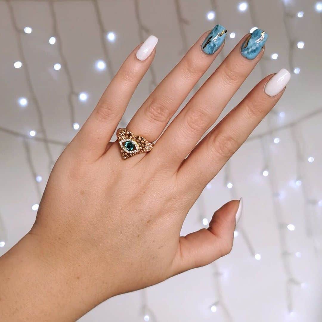 Shannonのインスタグラム：「White and blue marble 💦 something a bit different... what’s on your nails atm? 💅🏼 I always forget to take nail art pics, do you like them still? 🧐」