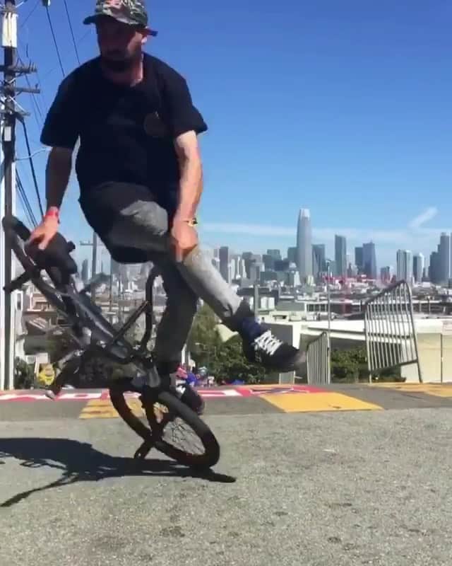 レッドブルのインスタグラム：「Terry Adams is the combo king 👑 🚴‍♂️: @terryadamsbmx  #flatland #bmx #freestyle #redbull #givesyouwings」