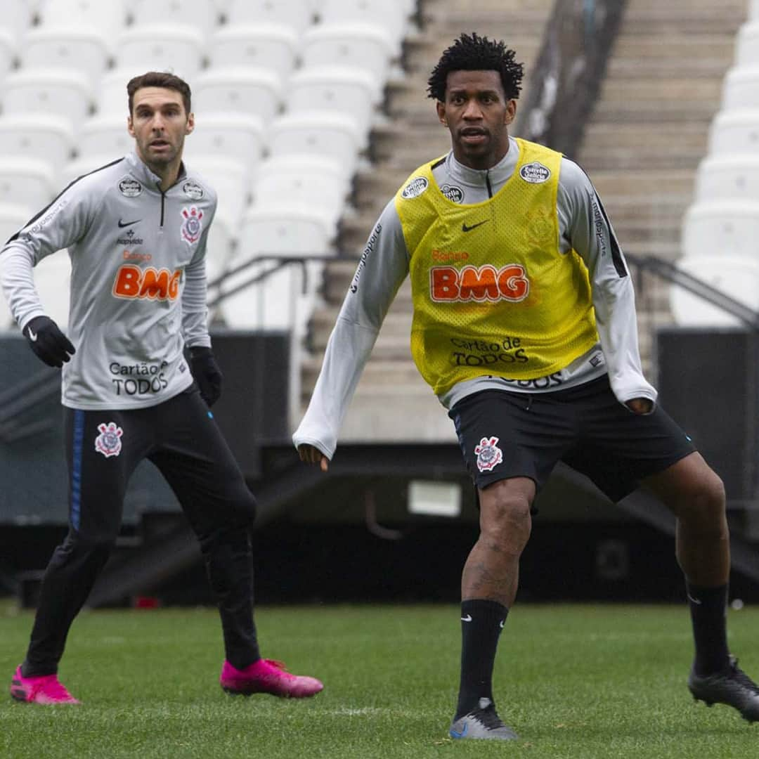 コリンチャンスさんのインスタグラム写真 - (コリンチャンスInstagram)「Hoje o treino foi em casa! Nesta tarde, o Timão trabalhou nos gramados da @arenacorinthians. Confira algumas fotos da atividade realizada já com foco na próxima partida, no sábado, contra o Botafogo. ⠀ ⠀ 📷 Daniel Augusto Jr./Ag. Corinthians⠀ ⠀ #VaiCorinthias #MeuBMG #NãoÉSóPatrocínio #TimeDoPovo #Corinthians #Timão #CorinthiansTV #FielTorcedor #AFielÉFoda #UmSoCorinthians #NikeFutebol #Joli #EstrellaGalicia #UniversidadeBrasilOficial #ÉPositivo #CorinthiansÉPositivo #LoucoPotyCorinthians #PostosALE #ALEnoTimão #TODOSportiCorinthians #CartãodeTODOSCorinthians #TODOSpeloTimão⠀」8月15日 7時00分 - corinthians