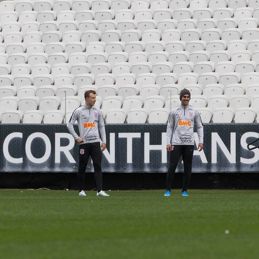 コリンチャンスさんのインスタグラム写真 - (コリンチャンスInstagram)「Hoje o treino foi em casa! Nesta tarde, o Timão trabalhou nos gramados da @arenacorinthians. Confira algumas fotos da atividade realizada já com foco na próxima partida, no sábado, contra o Botafogo. ⠀ ⠀ 📷 Daniel Augusto Jr./Ag. Corinthians⠀ ⠀ #VaiCorinthias #MeuBMG #NãoÉSóPatrocínio #TimeDoPovo #Corinthians #Timão #CorinthiansTV #FielTorcedor #AFielÉFoda #UmSoCorinthians #NikeFutebol #Joli #EstrellaGalicia #UniversidadeBrasilOficial #ÉPositivo #CorinthiansÉPositivo #LoucoPotyCorinthians #PostosALE #ALEnoTimão #TODOSportiCorinthians #CartãodeTODOSCorinthians #TODOSpeloTimão⠀」8月15日 7時00分 - corinthians