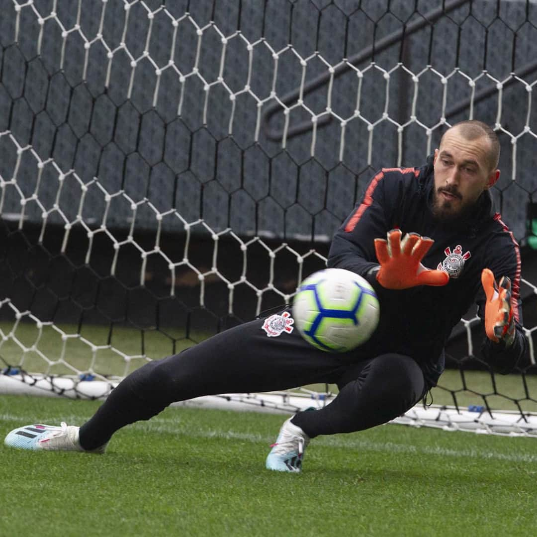 コリンチャンスさんのインスタグラム写真 - (コリンチャンスInstagram)「Hoje o treino foi em casa! Nesta tarde, o Timão trabalhou nos gramados da @arenacorinthians. Confira algumas fotos da atividade realizada já com foco na próxima partida, no sábado, contra o Botafogo. ⠀ ⠀ 📷 Daniel Augusto Jr./Ag. Corinthians⠀ ⠀ #VaiCorinthias #MeuBMG #NãoÉSóPatrocínio #TimeDoPovo #Corinthians #Timão #CorinthiansTV #FielTorcedor #AFielÉFoda #UmSoCorinthians #NikeFutebol #Joli #EstrellaGalicia #UniversidadeBrasilOficial #ÉPositivo #CorinthiansÉPositivo #LoucoPotyCorinthians #PostosALE #ALEnoTimão #TODOSportiCorinthians #CartãodeTODOSCorinthians #TODOSpeloTimão⠀」8月15日 7時00分 - corinthians