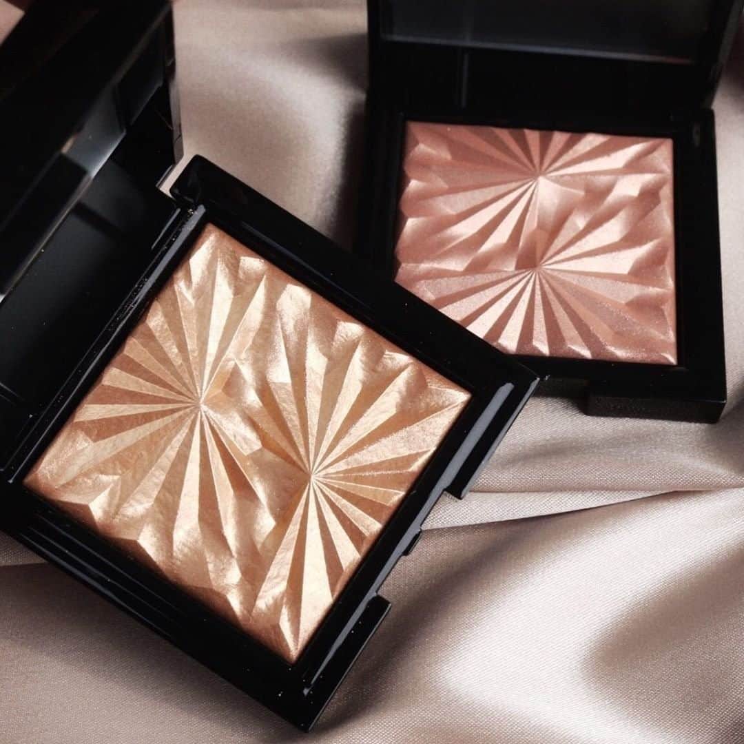 ULTA Beautyさんのインスタグラム写真 - (ULTA BeautyInstagram)「Drooling over these crazy-pretty highlighters from @elciecosmetics ✨ The Eclipse Highlighter will have you glowing all day long!  #regram @elciecosmetics」8月15日 7時01分 - ultabeauty