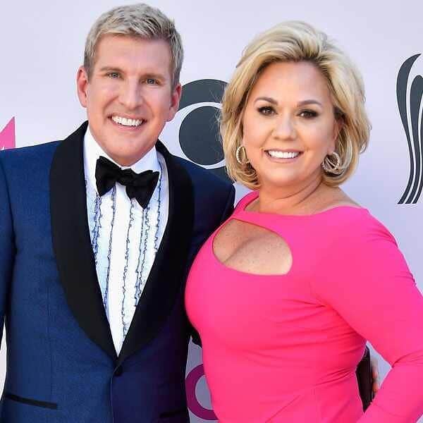 E! Onlineさんのインスタグラム写真 - (E! OnlineInstagram)「Just a day after they were indicted for tax evasion and their son Chase was accused of owing $16,000 in back taxes, Todd and Julie Chrisley have turned themselves in. Link in bio. (📷: Getty Images)」8月15日 7時02分 - enews