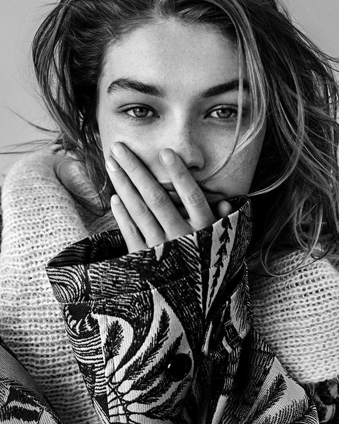 Vogue Australiaさんのインスタグラム写真 - (Vogue AustraliaInstagram)「Come closer 🖤 Photographed by @giampaolosgura, styled by @christinecentenera, Vogue Australia, July 2018.」8月15日 7時02分 - vogueaustralia