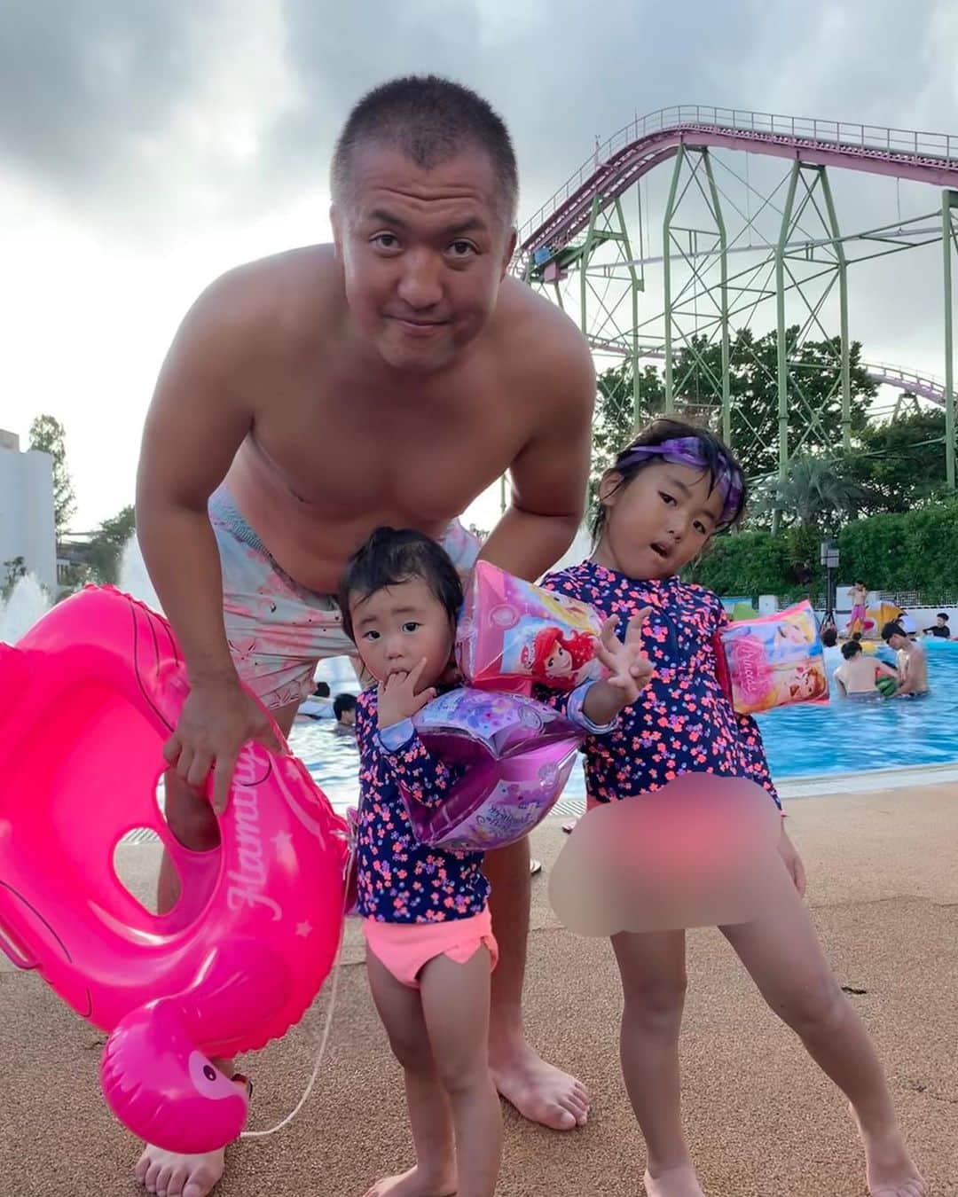 のインスタグラム：「たとえ短時間であろうと子供には夏休みを満喫してもらいたい #プール #雨雲と太陽の鍔迫り合い #腹はなんとかします #年パスだもの #よしハゲてない #suzukifamily #enjoy #swim#おキャワタン#疲れた寝」