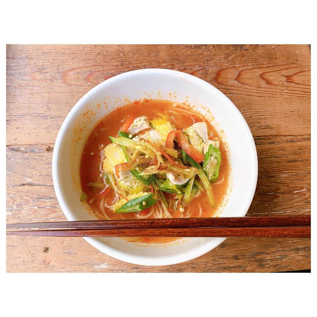 高原愛のインスタグラム：「美味しかった記録✍️ ボンダイカフェで食べた冷製トムヤムカッペリーニ🍝オリーブオイルで炒めた夏野菜とささみのトッピング。自分でも作れたらいいなぁ😋なんて思いながら堪能しました☺️❤️ #cafe#tokyocafe#bondicafe#bondibeach#tokyo#thaifood#pasta#トムヤムクン#パスタ#カフェ#東京#東京カフェ#食記録#😋#❤️」