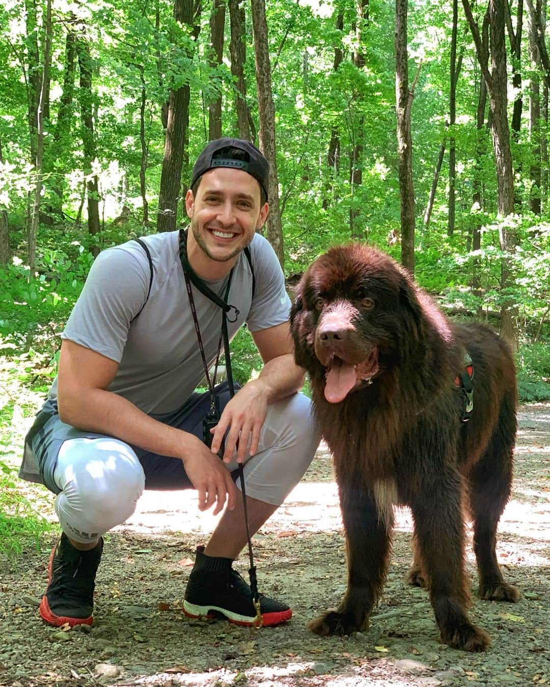 ドクター・マイクさんのインスタグラム写真 - (ドクター・マイクInstagram)「Went hiking 🧗🏻‍♂️with @thebearpup I thought he would protect me from actual bears but instead he made friends 🐩❤️🐻 #swipeleft #newfie」8月15日 7時13分 - doctor.mike