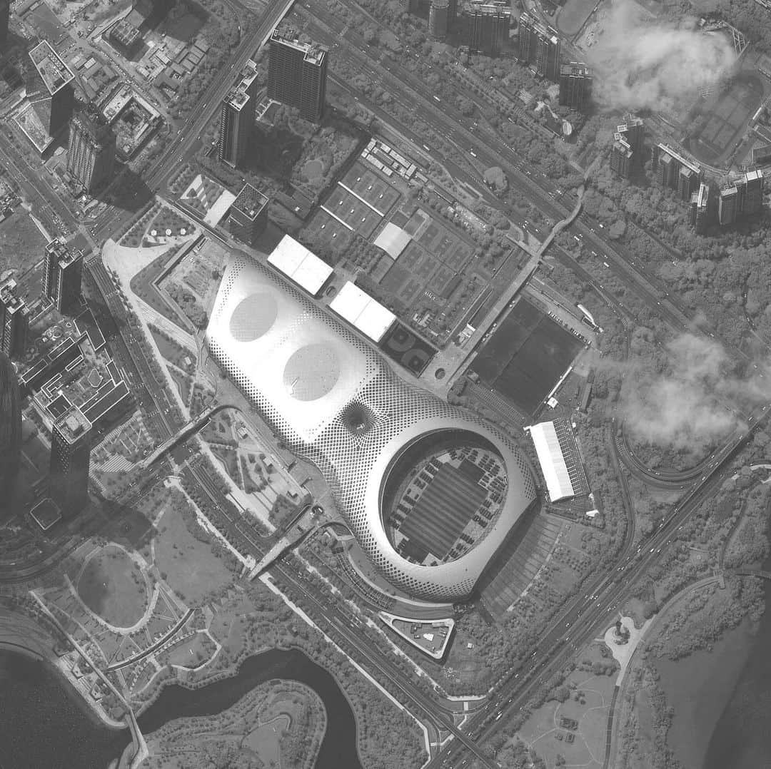 CNNさんのインスタグラム写真 - (CNNInstagram)「Satellite images appeared to showed dozens of Chinese military vehicles congregating inside a sports stadium near Hong Kong’s border with mainland China, fueling speculation that China could deploy forces to quash pro-democracy protests in Hong Kong. A CNN team on the ground near the stadium reported seeing uniformed members of the People’s Armed Police Force—a paramilitary force the Chinese government regularly deploys to quell protests—carrying riot shields and batons. A PAP officer said the forces had just arrived for a temporary assignment, but declined to explain why the troops were stationed there. (📸: Maxar Technologies)」8月15日 7時14分 - cnn