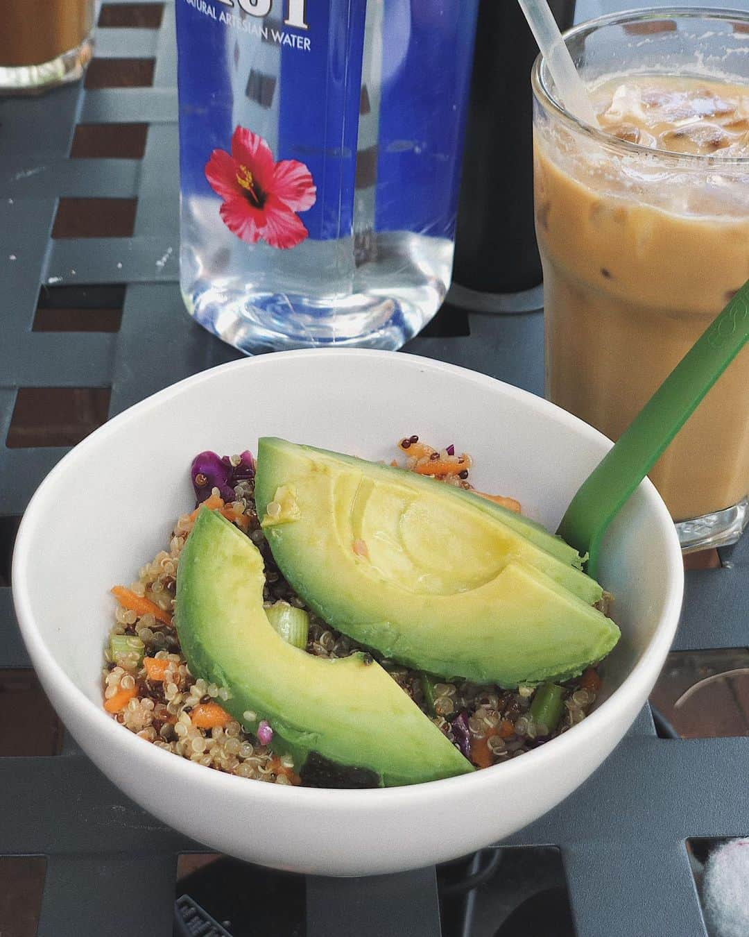 翁安芸さんのインスタグラム写真 - (翁安芸Instagram)「My fav avocado and quinoa for lunch🥑🍴🌺 #アボカド #キヌア #フィジーウォーター #fijiwater #aspen」8月15日 7時19分 - akinyc