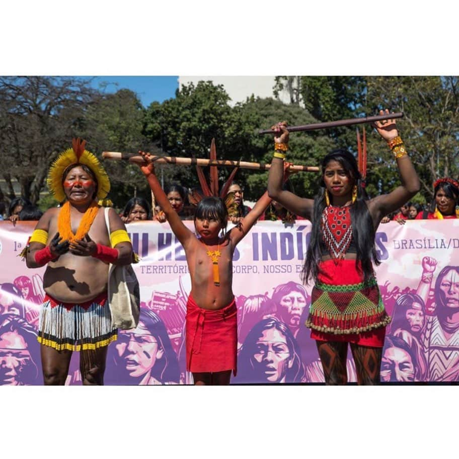 Thaila Ayalaさんのインスタグラム写真 - (Thaila AyalaInstagram)「A luta pela mãe terra é a mãe de todas as lutas. 📸 @leo.otero ・・・ Encontro de gerações! A liderança histórica Tuíra Kayapó marchando junto da pequena Aydé Krikatí durante a 1ª Marcha das Mulheres Indígenas hoje na Esplanada dos Ministérios. Desde quinta-feira mais de 100 povos indígenas estão acampados em Brasília para exigir que este governo faça cumprir seus direitos constitucionais. @342amazonia  Fotos Katie Mähler / @katie_maehler / Cobertura Colaborativa  #demarcaçãojá #marchadasmulheresindigenas #marcotemporalnão #sosamazonia #resistenciaindigena #apiboficial #342Amazonia 💚👈🏽」8月15日 7時19分 - thailaayala