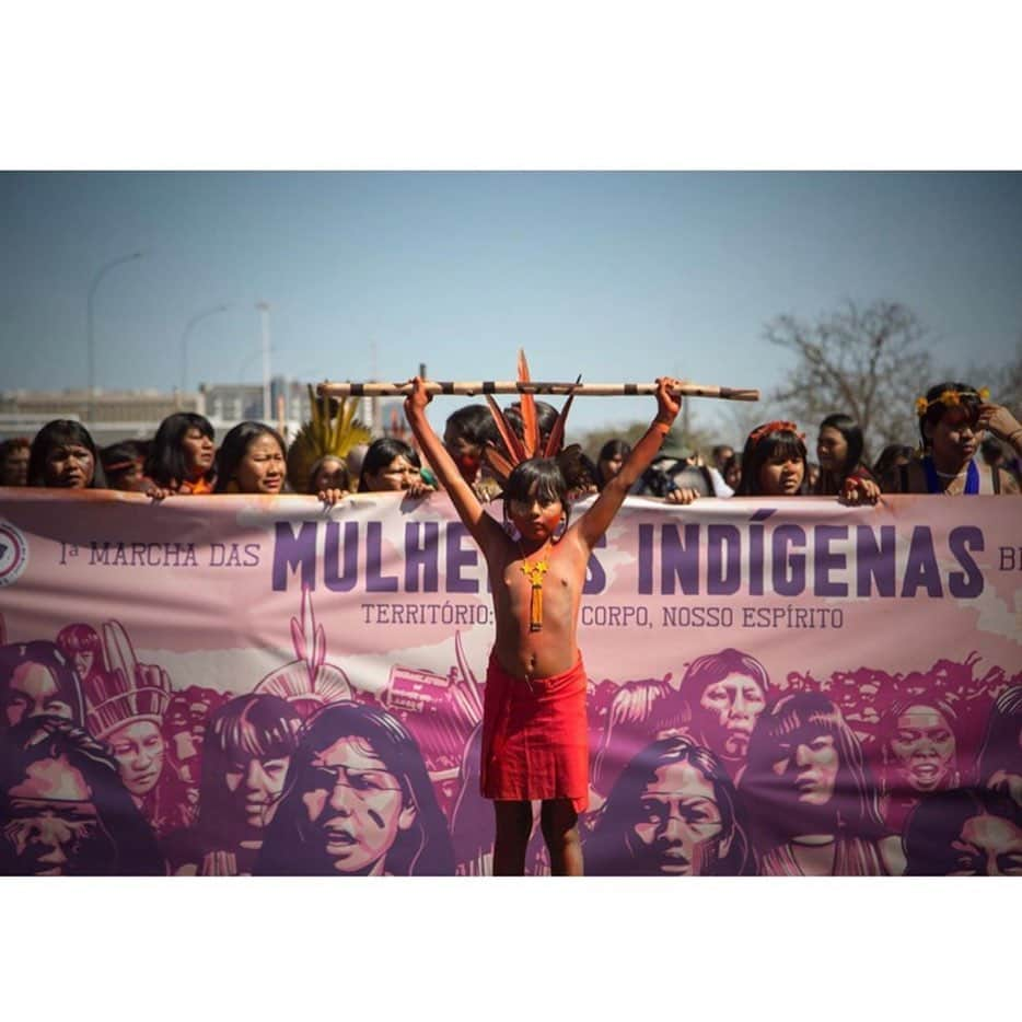 Thaila Ayalaさんのインスタグラム写真 - (Thaila AyalaInstagram)「A luta pela mãe terra é a mãe de todas as lutas. 📸 @leo.otero ・・・ Encontro de gerações! A liderança histórica Tuíra Kayapó marchando junto da pequena Aydé Krikatí durante a 1ª Marcha das Mulheres Indígenas hoje na Esplanada dos Ministérios. Desde quinta-feira mais de 100 povos indígenas estão acampados em Brasília para exigir que este governo faça cumprir seus direitos constitucionais. @342amazonia  Fotos Katie Mähler / @katie_maehler / Cobertura Colaborativa  #demarcaçãojá #marchadasmulheresindigenas #marcotemporalnão #sosamazonia #resistenciaindigena #apiboficial #342Amazonia 💚👈🏽」8月15日 7時19分 - thailaayala