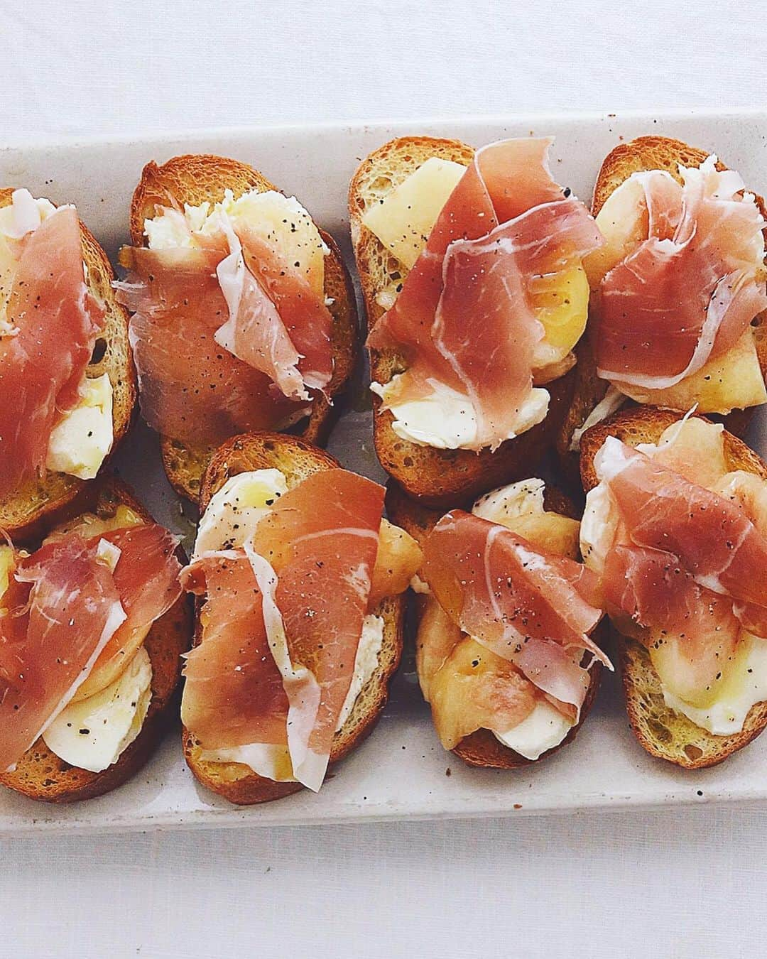 樋口正樹さんのインスタグラム写真 - (樋口正樹Instagram)「Peach, Prosciutto & Mozzarella Bruschetta . 今朝はフォカッチャに モモとモッツァレラと 生ハムを組み合わせた おいしいブルスケッタ。 朝食ですけど、本来は おつまみメニューです。 . . パンはタカキベーカリーの石窯オリーブオイルフォカッチャを薄く切ってトーストし、ニンニクを軽くすりこみ、モモとモッツァレラと生ハムを重ねて、胡椒とオリーブオイルを回しかけるだけの簡単メニュー。ちなみに桃とモッツァレラは常温で使うのが断然に美味しく、風味がグンっと強く感じられます。この組み合わせはおつまみとして最高で、微発泡の辛口白ワインと合わせるのがおすすめ。 👉@takaki_bakery_official . . #桃モッツァレラ #パルマハム #ブルスケッタ #フォカッチャ #タカキベーカリー #石窯オリーブオイルフォカッチャ #石窯パン #パン部 #朝ごはん #朝ごパン #パンスタグラム #パン大好き #朝食はしっかり食べよう推進委員会 #お手軽料理 #簡単朝食 #朝の楽しみ #Focaccia #topitalianfood #prosciuttodiparma #mozzarella #bruschetta」8月15日 7時19分 - higuccini