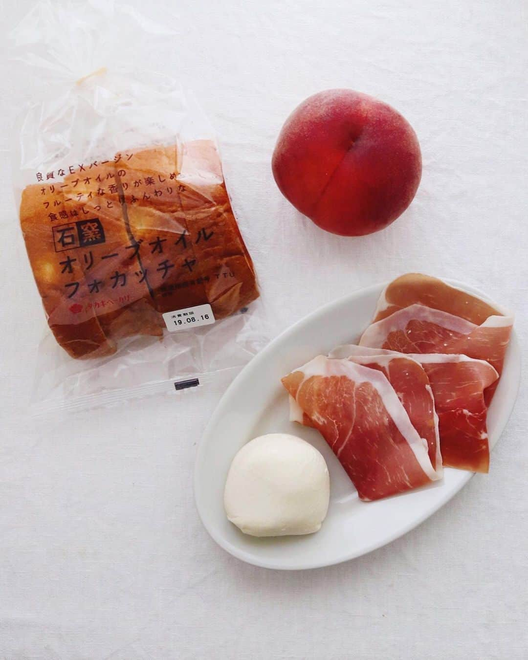 樋口正樹さんのインスタグラム写真 - (樋口正樹Instagram)「Peach, Prosciutto & Mozzarella Bruschetta . 今朝はフォカッチャに モモとモッツァレラと 生ハムを組み合わせた おいしいブルスケッタ。 朝食ですけど、本来は おつまみメニューです。 . . パンはタカキベーカリーの石窯オリーブオイルフォカッチャを薄く切ってトーストし、ニンニクを軽くすりこみ、モモとモッツァレラと生ハムを重ねて、胡椒とオリーブオイルを回しかけるだけの簡単メニュー。ちなみに桃とモッツァレラは常温で使うのが断然に美味しく、風味がグンっと強く感じられます。この組み合わせはおつまみとして最高で、微発泡の辛口白ワインと合わせるのがおすすめ。 👉@takaki_bakery_official . . #桃モッツァレラ #パルマハム #ブルスケッタ #フォカッチャ #タカキベーカリー #石窯オリーブオイルフォカッチャ #石窯パン #パン部 #朝ごはん #朝ごパン #パンスタグラム #パン大好き #朝食はしっかり食べよう推進委員会 #お手軽料理 #簡単朝食 #朝の楽しみ #Focaccia #topitalianfood #prosciuttodiparma #mozzarella #bruschetta」8月15日 7時19分 - higuccini