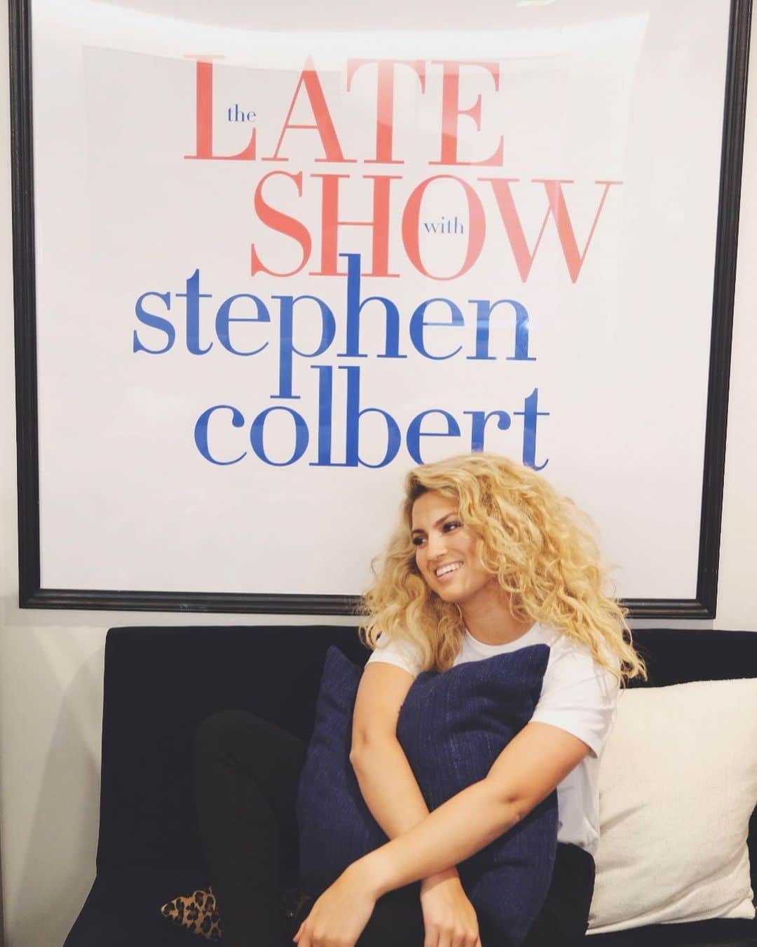 トーライ・ケリーのインスタグラム：「tune in tonight!! @colbertlateshow ♥️」