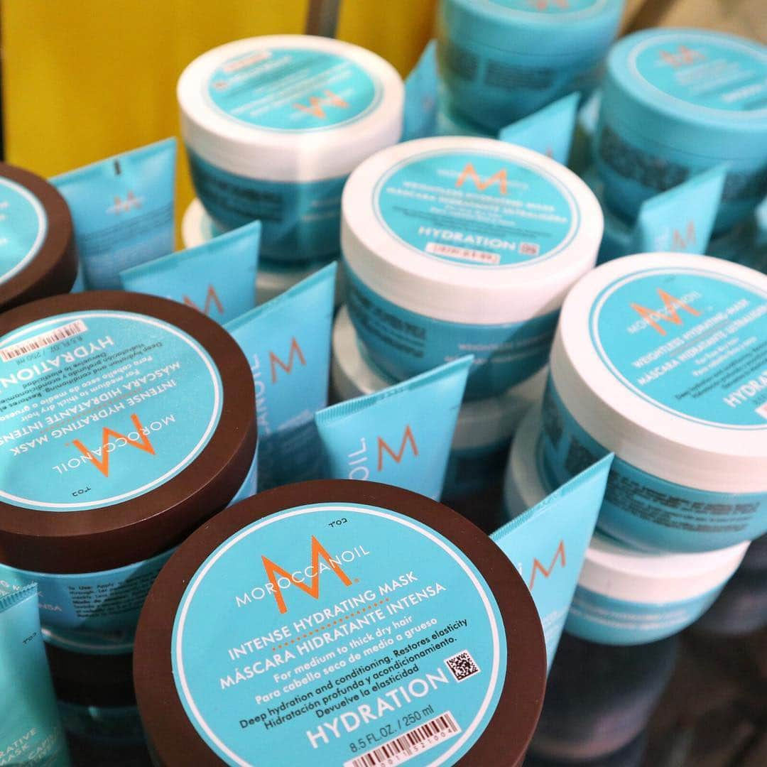 Belle Vie Hawaiiさんのインスタグラム写真 - (Belle Vie HawaiiInstagram)「MOROCCANOIL﻿ Protect & Prevent Spray﻿ ﻿ スプレーするだけで﻿ カラーリングを長持ちさせ、﻿ 紫外線やドライヤーの熱、﻿ 大気汚染などのストレスから髪を守ってくれる﻿ プロテクト&プリベントスプレー⭐️﻿ ﻿ ArganIDテクノロジーにより﻿ アルガンオイルの栄養を頭皮に行き渡らせ﻿ 痛んだ髪を修復してくれる優れものです💕﻿ ﻿ ベルヴィー店頭では、﻿ 大人気のモロッカンオイルトリートメントや﻿ シャンプー、コンディショナー、ヘアマスク、﻿ ブラシ、トラベルセットなど﻿ モロッカンオイル商品をたくさん揃えているので﻿ ワイキキにお越しの際はぜひお立ち寄りくださいね🤙﻿ ﻿ ﻿ ﻿ ﻿ ﻿ ﻿ ﻿ ﻿ ﻿ ﻿ ﻿ #belleviehawaii #hawaii﻿ #waikiki #waikikibeach﻿ #aloha #honolulu﻿ #moroccanoil #haircare﻿ #oahuhawaii #oahulife﻿ #hawaiilife #honoluluhawaii﻿ #ハワイ #ベルヴィー﻿ #ハワイ旅行 #ハワイ好き﻿ #ハワイ大好き #アロハ﻿ #モロッカンオイル #美髪﻿ #ハワイ土産 #ハワイ行きたい﻿ #ワイキキ #ワイキキビーチ﻿ #ホノルル #ハワイ生活﻿ #ハワイ好きな人と繋がりたい」8月15日 7時24分 - belleviehawaii