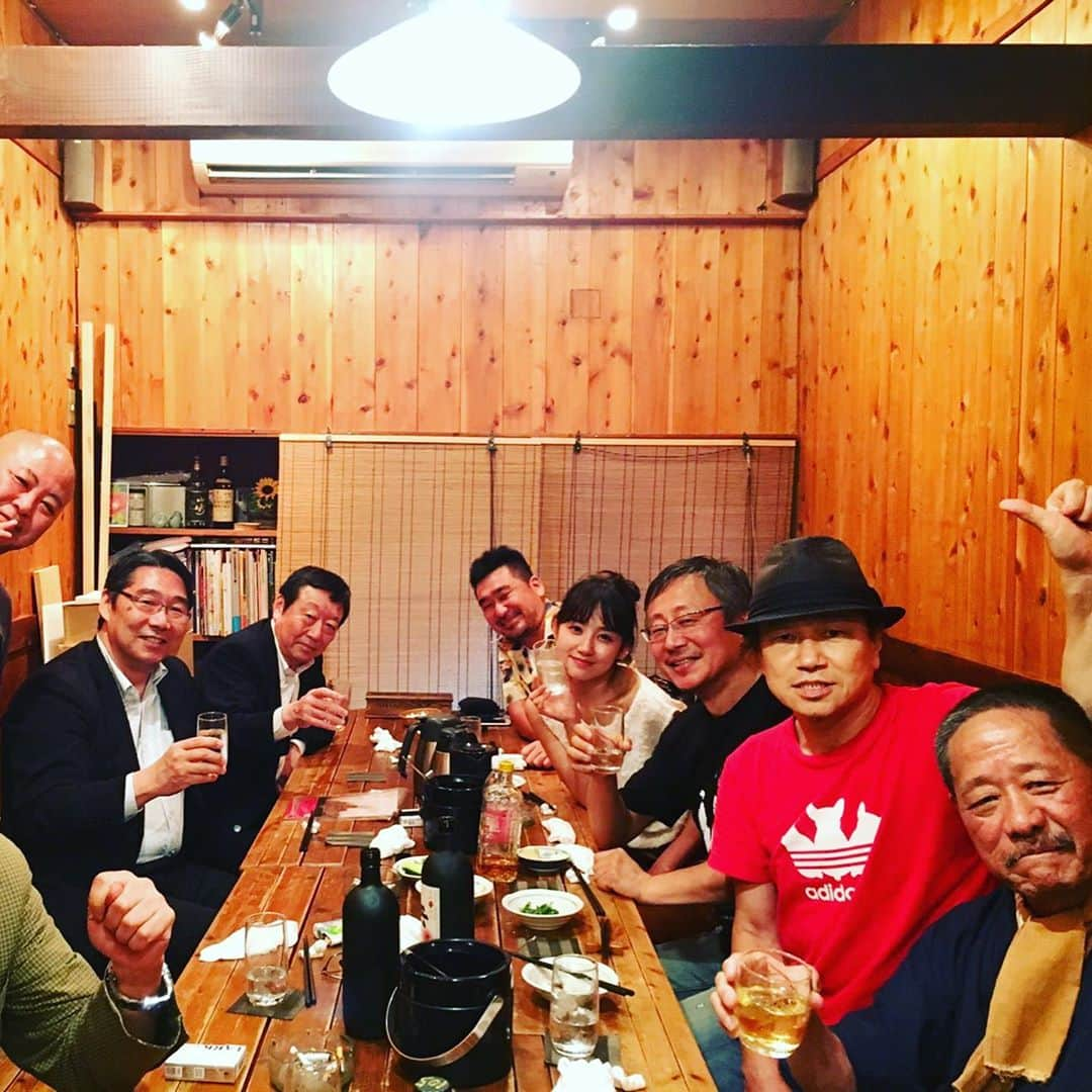 松尾貴史さんのインスタグラム写真 - (松尾貴史Instagram)「#新宿二丁目 の #アイソトープラウンジ で開かれた、「これが最後だ！」と銘打たれた #川柳川柳 師匠（御歳88歳）の #落語会 で、病院から外出許可を得て出演された勇姿を拝見して、ある種の感慨を覚えつつ #ゴールデン街 へ。  店主でもある #俳優 の #外波山文明 さんから「あっちの席に #寺脇研 さんたちも来てるよ」と誘っていただき、賑やかに。  新年に公開の映画「 #子どもたちをよろしく 」の関係者の皆さんで、すこぶる興味深く観るのが楽しみだ。  寺脇さんから紹介された、元 #文部科学省 #事務次官 の #前川喜平 さんとは初対面だったが、やはり素晴らしいお人柄。帰りにタクシーで送ってもらったから言うわけではなく、本当に（汗）  以前に元文部官僚OBの嶋貫氏を批判した私のツイートと、前川さんの事を褒めたものとを抱き合わせて、さも同一人物の事を評したように見せるデマコラージュを拡散するネトウヨが未だにいる話をすると一笑に付しておられた。  主演の #鎌滝えり さんともなかなかに深い話ができて良い一夜でした。」8月15日 7時35分 - kitsch.matsuo