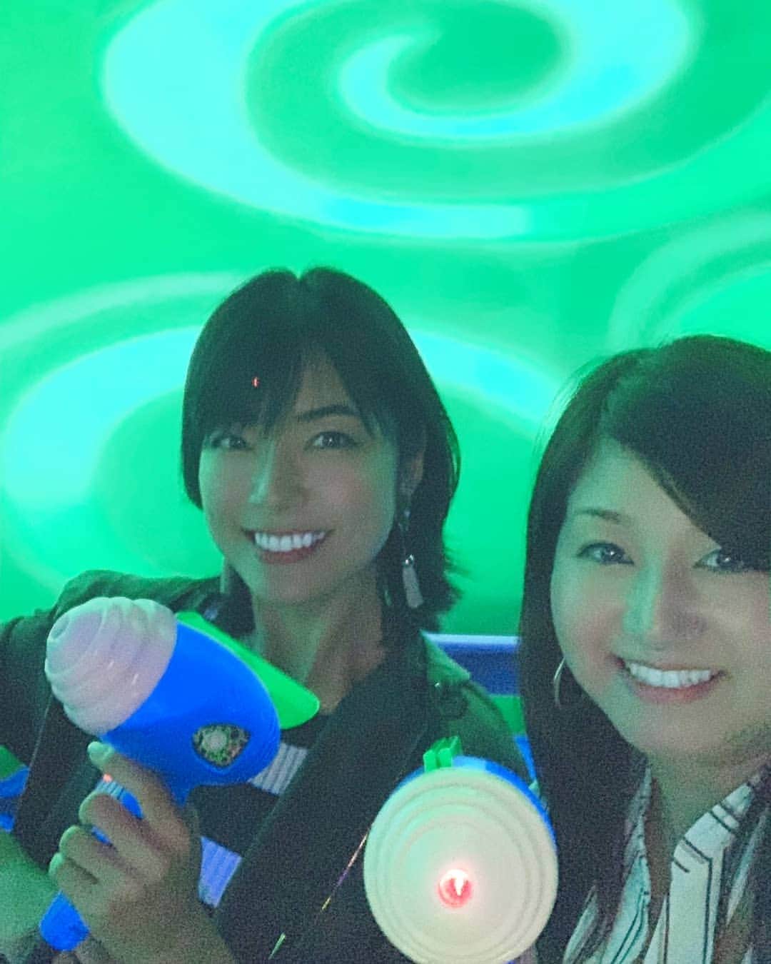 のインスタグラム：「バズライトイヤーのせいで、今日右腕が筋肉痛になってます🤣真剣になり過ぎた🤭 まさかのビール🍺も飲めてご満悦💕 偶然帰る前にパレード見れたよ✨ ラストがアナ雪で、テンション上がった💗  #私のおでこに誰か🔫向けてる？w #disneylandparis #ディズニーランドパリ #paris #パリ #パリ旅行 #france #フランス #フランス旅行 #ディズニーランド #バズライトイヤー」