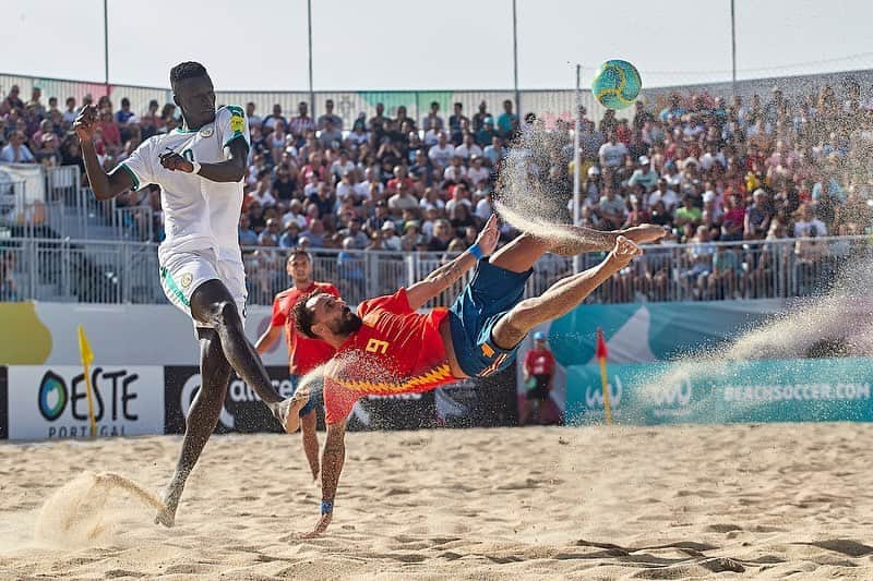 サッカー スペイン代表チームさんのインスタグラム写真 - (サッカー スペイン代表チームInstagram)「💪🏼🇪🇸 ¡¡¡TODO ESTÁ POR DECIDIR!!! La @sefutbol playa ha caído por la mínima ante Senegal, pero ganando mañana a Portugal conquistaría el #MundialitoNazaré. ⠀ ♥️ ¡¡¡Venga esos “me gusta” para apoyar al equipo en la final de mañana!!!」8月15日 7時38分 - sefutbol