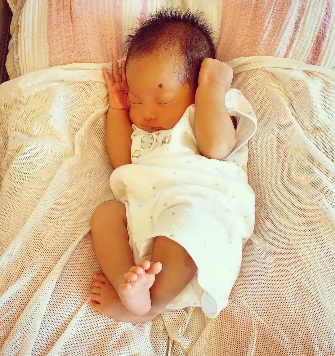 涼紫央さんのインスタグラム写真 - (涼紫央Instagram)「まんまる育児 お腹の中にいる時と一緒なのかな… #生後29日」8月15日 7時39分 - toitoitoi