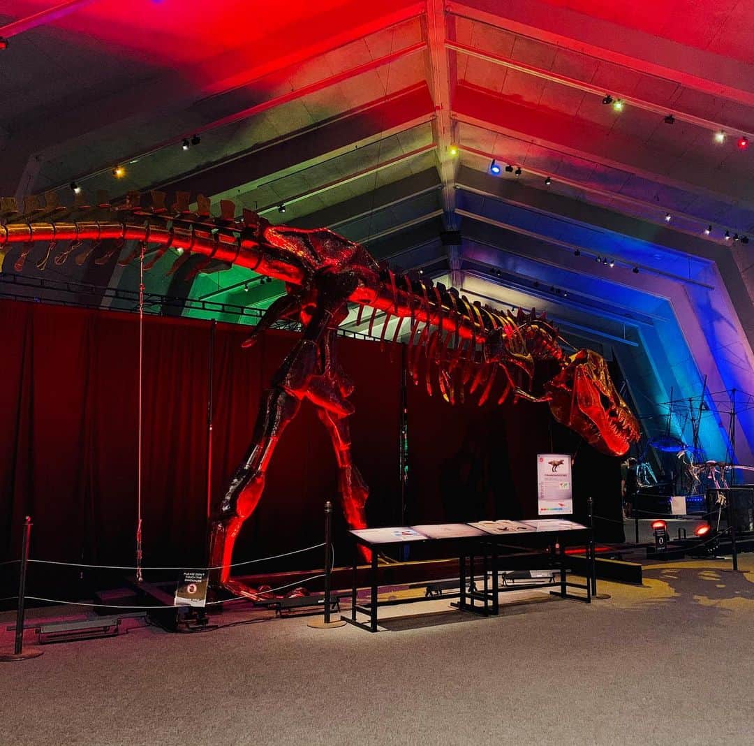 のインスタグラム：「John Payne’s mechanical sculptures of #dinasour we can control. Amazing exhivition at @berkeleyscience.」