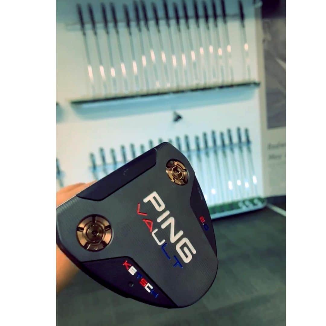 リセット・サラスのインスタグラム：「3️⃣0️⃣ days away from @solheimcupusa and the baby got a new paint job! ❤️🇺🇸💙 Thank you to my family at @pingtour for this beautiful surprise during my visit to the factory #PlayYourBest #TeamSalas」