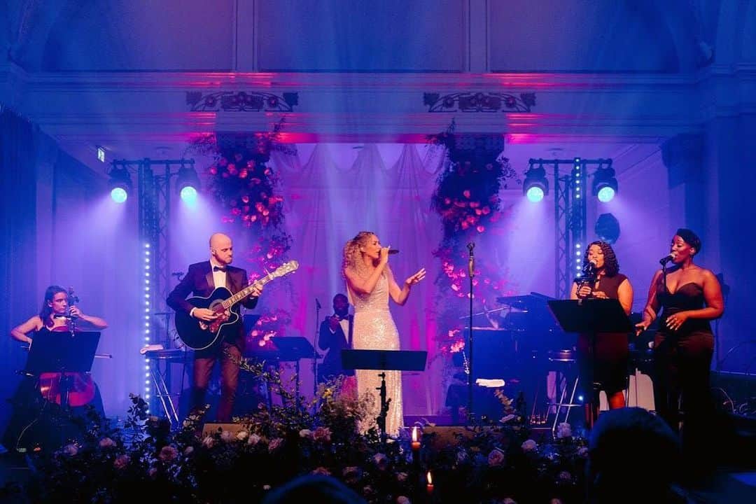 レオナ・ルイスのインスタグラム：「Loved this romantic set up for my performance this weekend 🌹」