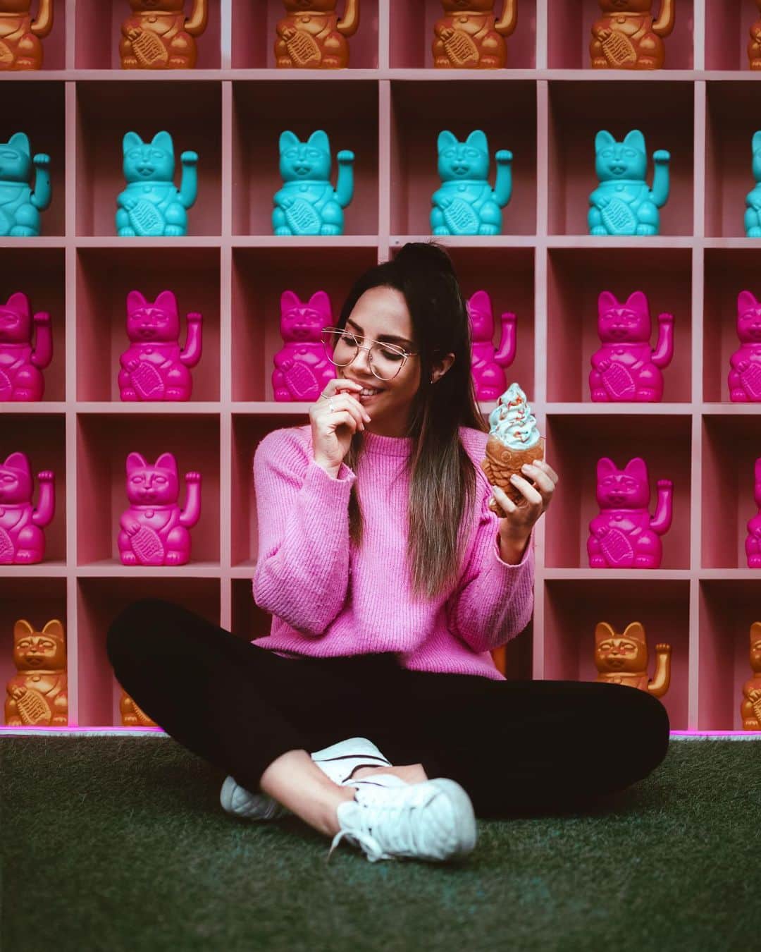 Katy Esquivelのインスタグラム：「Dice la leyenda que si dices comida 3 veces puedo aparecer 🍦🍔🍕🌮🍝 ••• Encontré esta pared tan cool en un lugar llamado @yoylimaboxpark donde puedes comer a lo Tumblr 💁🏻‍♀️ De nada! 😛」