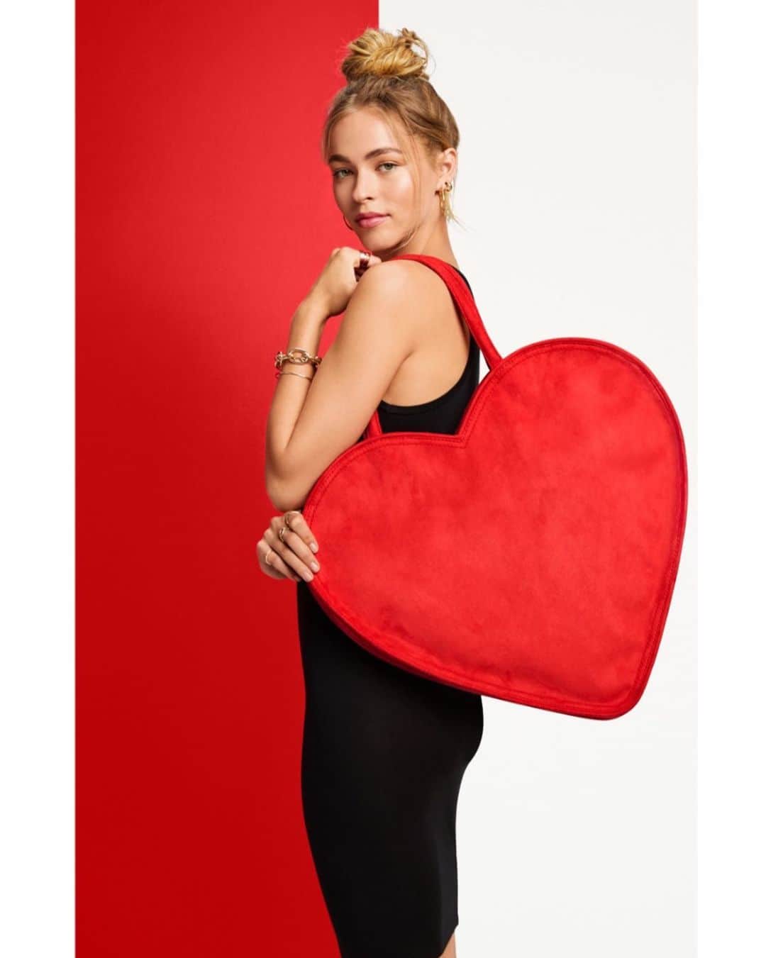 エリン フェザーストンのインスタグラム：「You guessed it! My heart bag is making its comeback as part of the @target #target20 Design For All anniversary celebration! Available in store 9/14!!! Who’s excited?!?❤️❤️❤️❤️❤️❤️❤️」