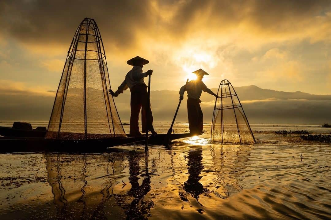 Michael Yamashitaさんのインスタグラム写真 - (Michael YamashitaInstagram)「Magic moment or tourist set up? Both. The famed fishermen of Inle lake are now actors for tourist cameras, paid for by tour operators. Why fish when you can pose for a lot more money. But it still takes a good photographer to capture the right moment when subject, light, and composition come together. Saw many a good frame from my group of workshop shooters, but not one real fishermen catching fish with a dip net. My next workshop will be in Hokkaido, Japan from February 2-16, 2020, a winter photography workshop. Go to the “Workshops” Story Highlight on my profile for more info and to sign up.  #inlelake #myanmar #burma #photoworkshop」8月15日 8時00分 - yamashitaphoto